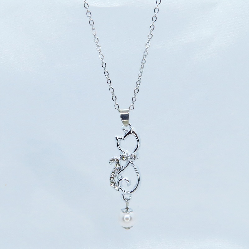 ラインストーンが輝くシルバーカラーの猫モチーフとスワロフスキーパール(クリスタルホワイト)の可愛いペンダントネックレス