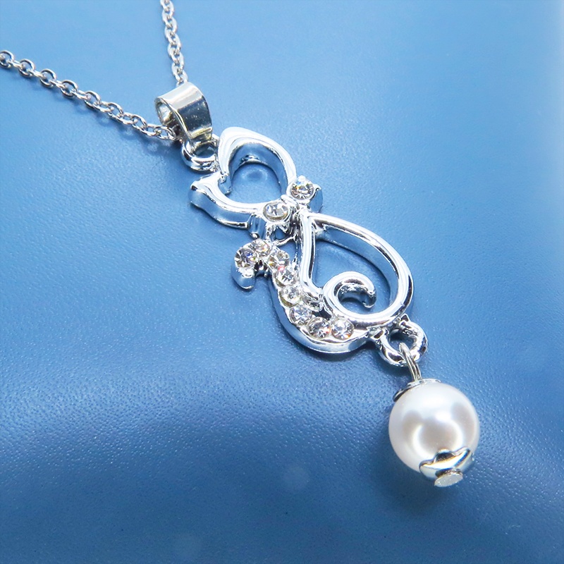 ラインストーンが輝くシルバーカラーの猫モチーフとスワロフスキーパール(クリスタルホワイト)の可愛いペンダントネックレス