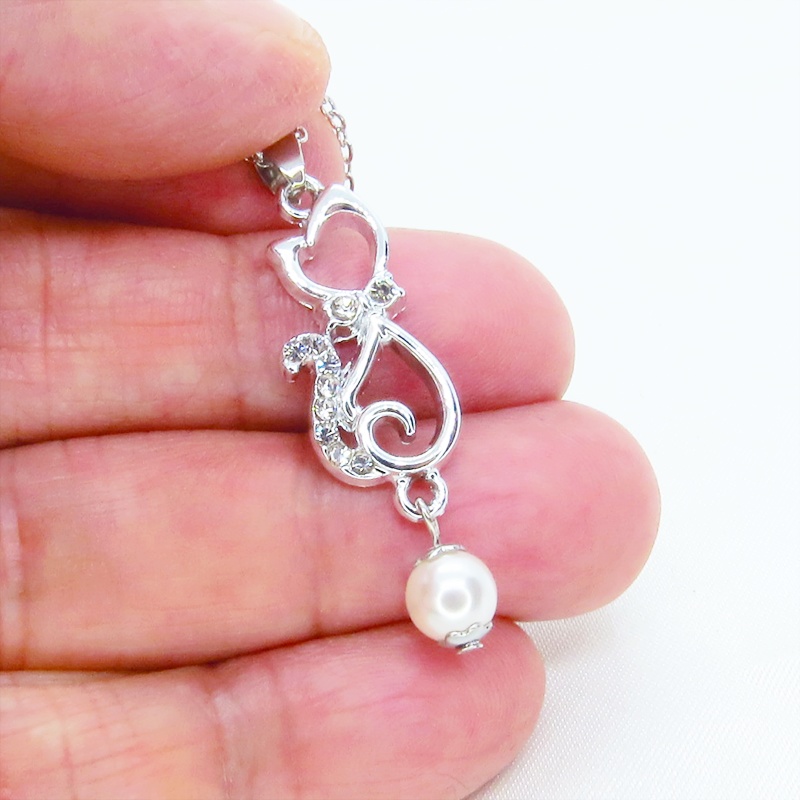 ラインストーンが輝くシルバーカラーの猫モチーフとスワロフスキーパール(クリスタルホワイト)の可愛いペンダントネックレス