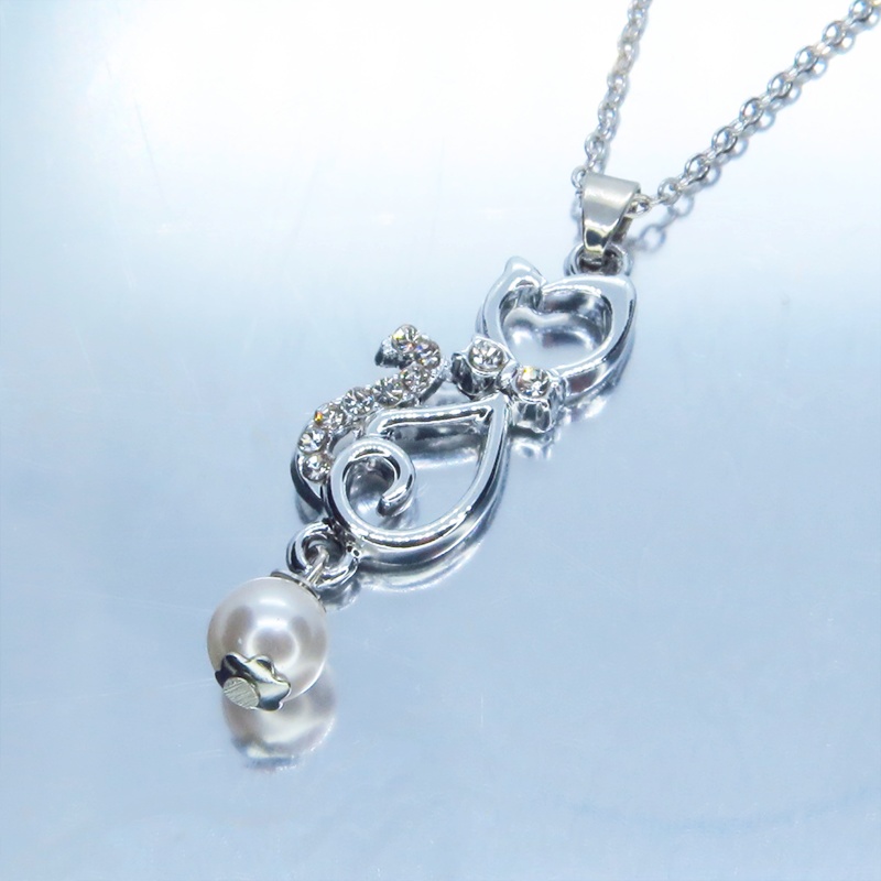 ラインストーンが輝くシルバーカラーの猫モチーフとスワロフスキーパール(クリスタルホワイト)の可愛いペンダントネックレス