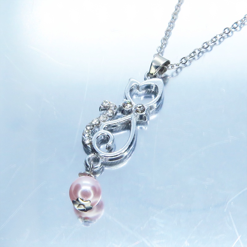 ラインストーンが輝くシルバーカラーの猫モチーフとスワロフスキーパール(ロザリン)の可愛いペンダントネックレス