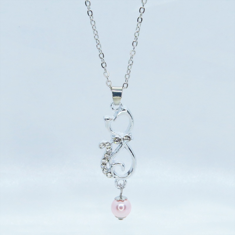 ラインストーンが輝くシルバーカラーの猫モチーフとスワロフスキーパール(ロザリン)の可愛いペンダントネックレス