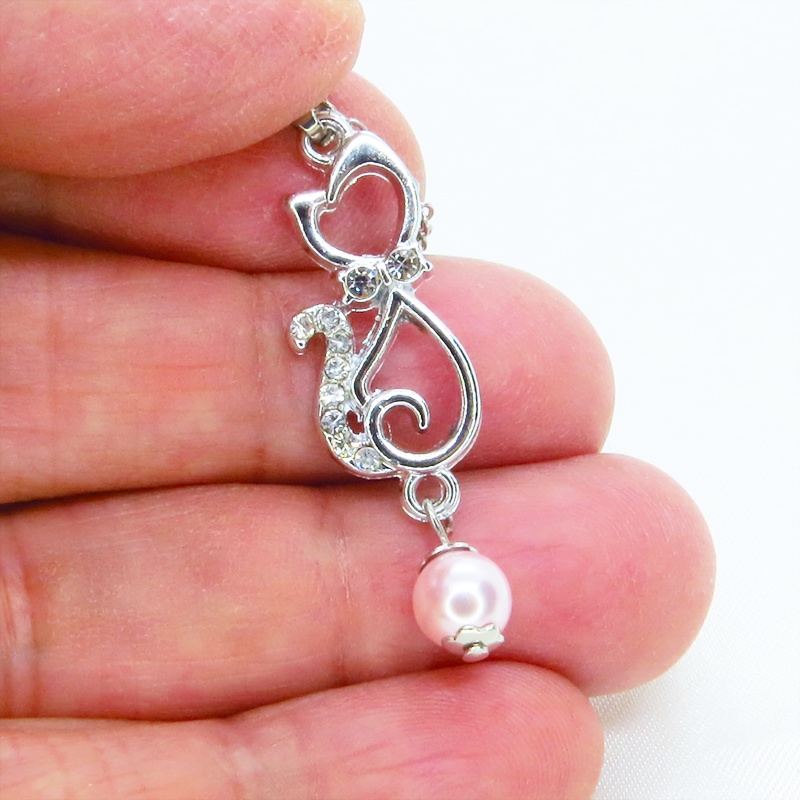 ラインストーンが輝くシルバーカラーの猫モチーフとスワロフスキーパール(ロザリン)の可愛いペンダントネックレス