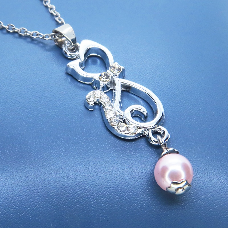 ラインストーンが輝くシルバーカラーの猫モチーフとスワロフスキーパール(ロザリン)の可愛いペンダントネックレス