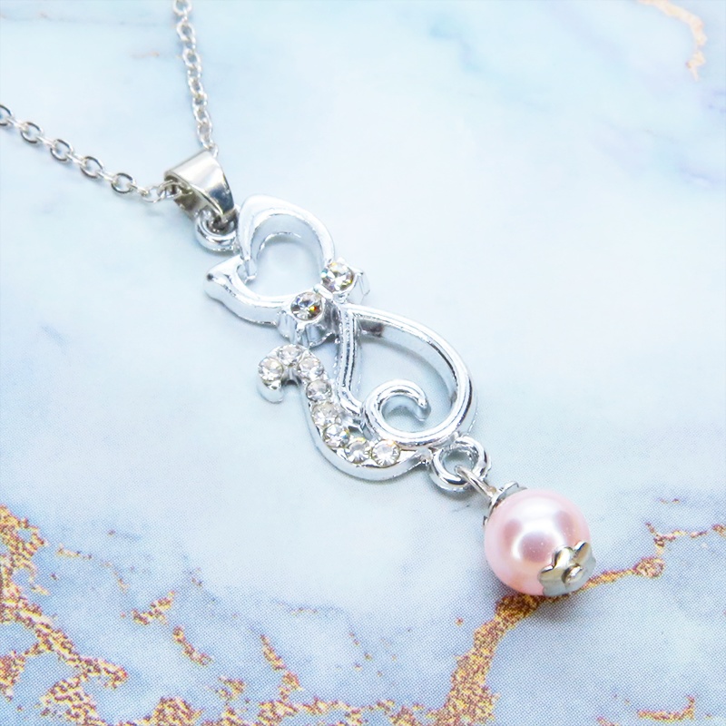 ラインストーンが輝くシルバーカラーの猫モチーフとスワロフスキーパール(ロザリン)の可愛いペンダントネックレス