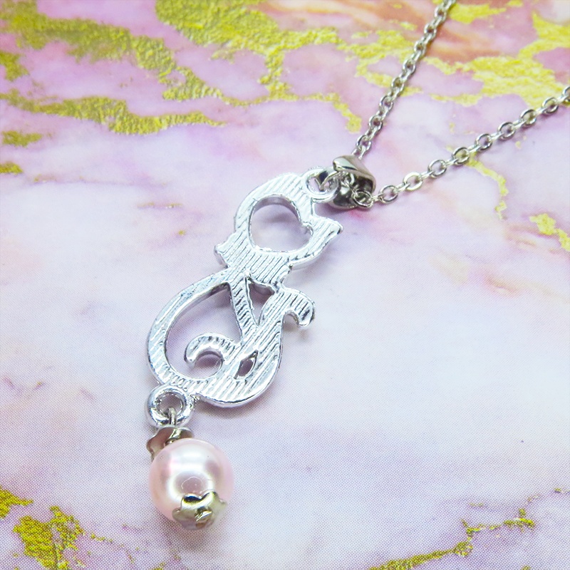 ラインストーンが輝くシルバーカラーの猫モチーフとスワロフスキーパール(ロザリン)の可愛いペンダントネックレス