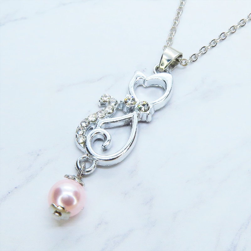 ラインストーンが輝くシルバーカラーの猫モチーフとスワロフスキーパール(ロザリン)の可愛いペンダントネックレス