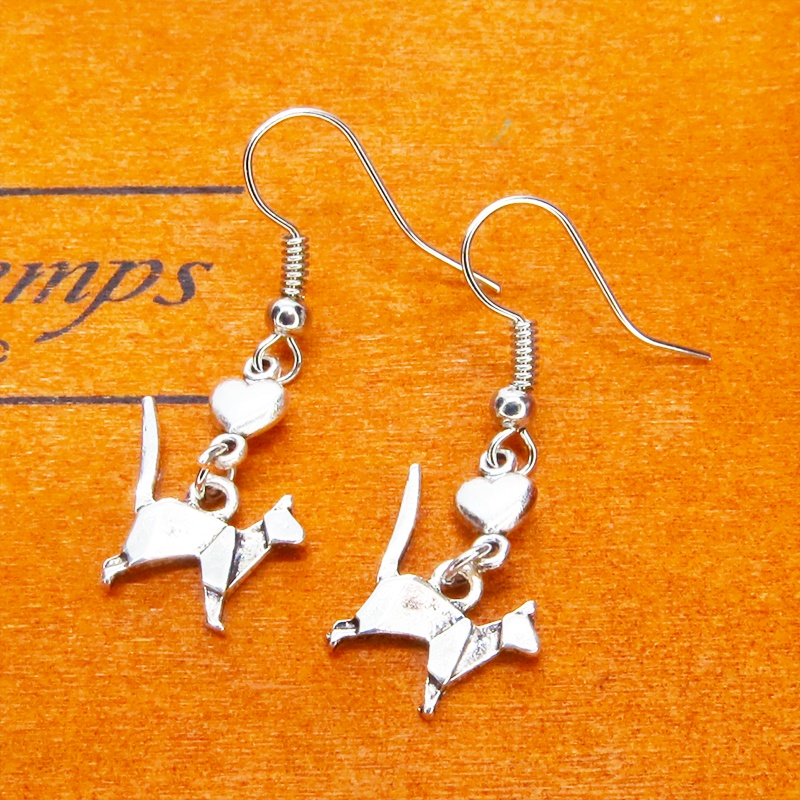 アンティークシルバー 折り紙の猫モチーフとハートのコンパクトな大人可愛いピアス サージカル変更可