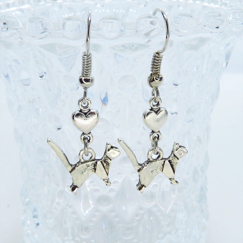 アンティークシルバー 折り紙の猫モチーフとハートのコンパクトな大人可愛いピアス サージカル変更可