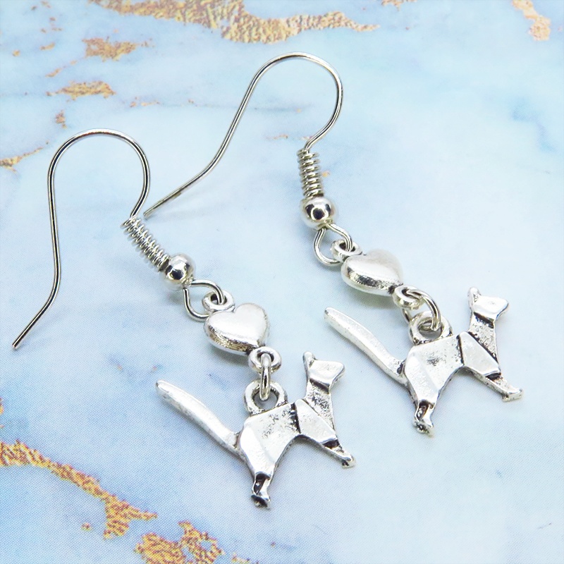 アンティークシルバー 折り紙の猫モチーフとハートのコンパクトな大人可愛いピアス サージカル変更可