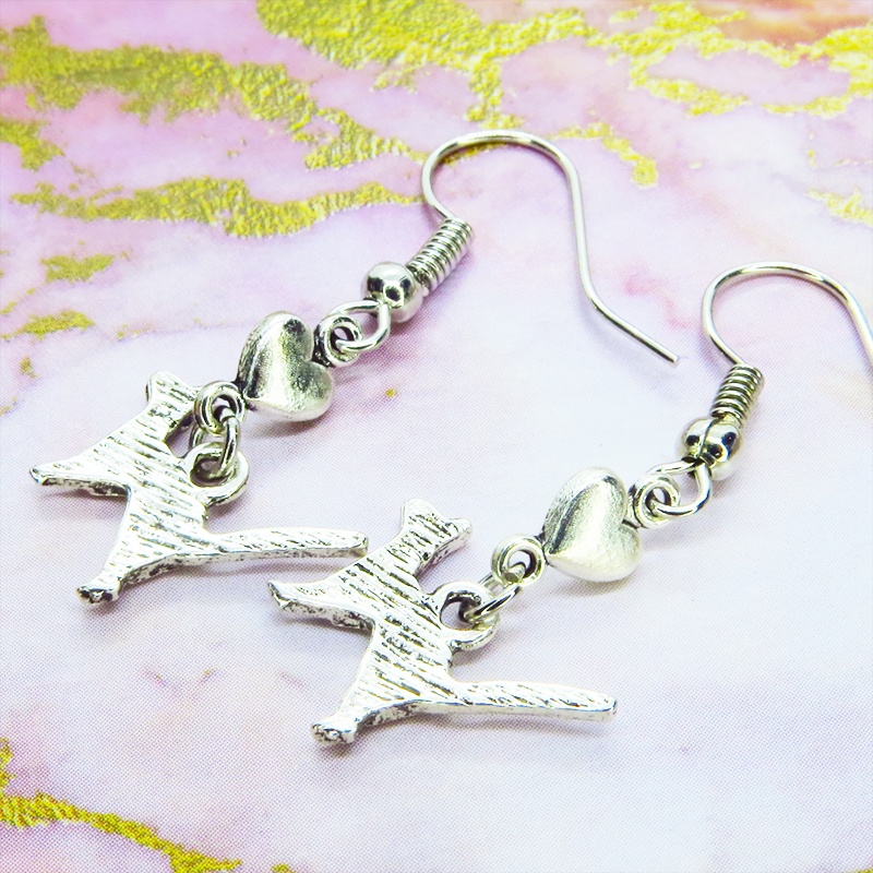 アンティークシルバー 折り紙の猫モチーフとハートのコンパクトな大人可愛いピアス サージカル変更可