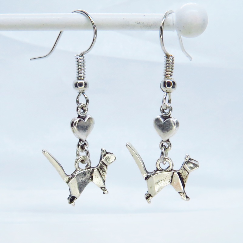 アンティークシルバー 折り紙の猫モチーフとハートのコンパクトな大人可愛いピアス サージカル変更可