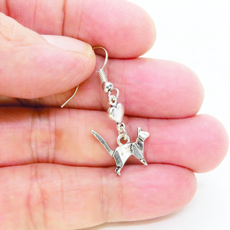 アンティークシルバー 折り紙の猫モチーフとハートのコンパクトな大人可愛いピアス サージカル変更可