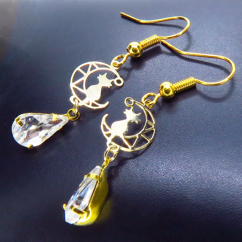 ゴールドカラー 三日月と猫のシルエットの透かしとティアドロップのクリアガラスの大人可愛いピアス