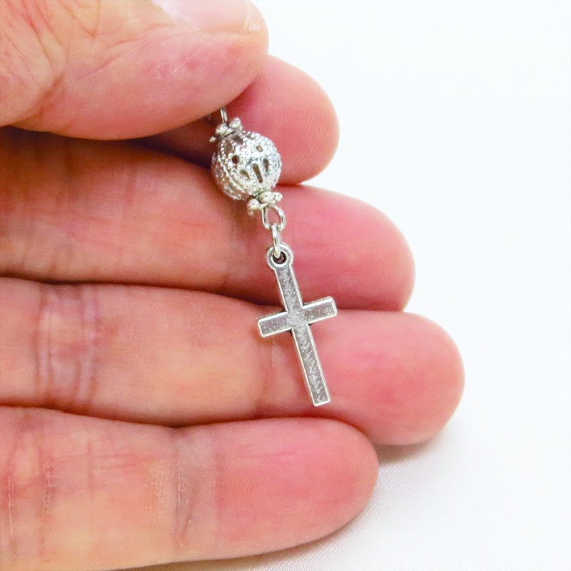 マスクチャーム アンティークシルバー ロザリオ(十字架)と透かし入りメタルビーズのコンパクトなチャーム