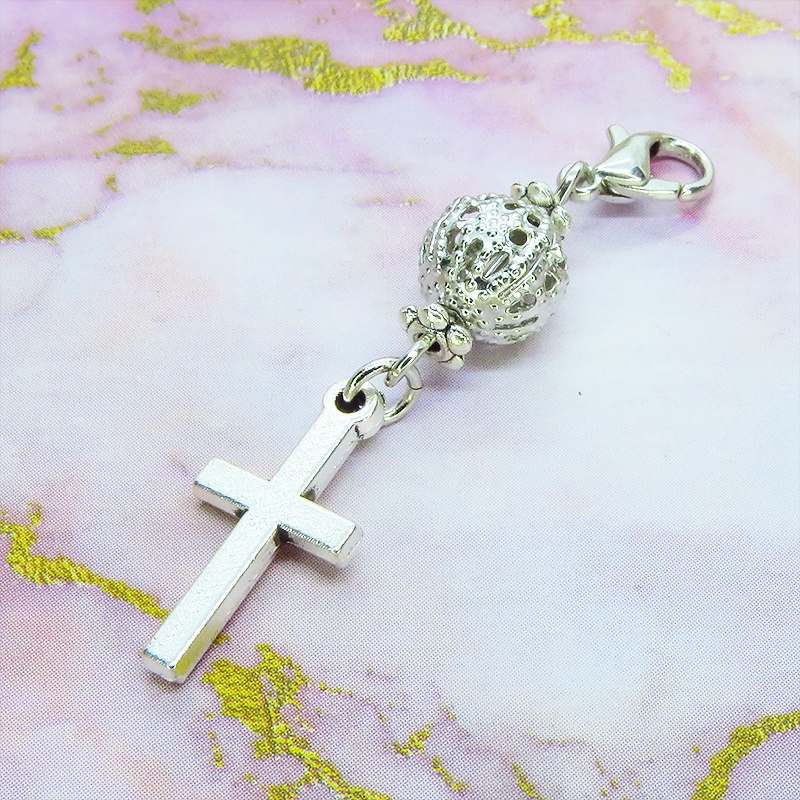 マスクチャーム アンティークシルバー ロザリオ(十字架)と透かし入りメタルビーズのコンパクトなチャーム