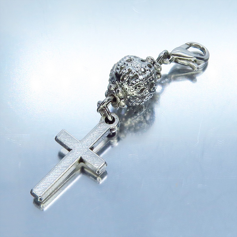 マスクチャーム アンティークシルバー ロザリオ(十字架)と透かし入りメタルビーズのコンパクトなチャーム