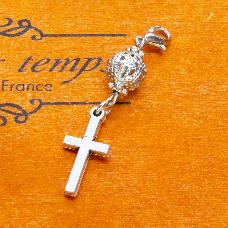 マスクチャーム アンティークシルバー ロザリオ(十字架)と透かし入りメタルビーズのコンパクトなチャーム