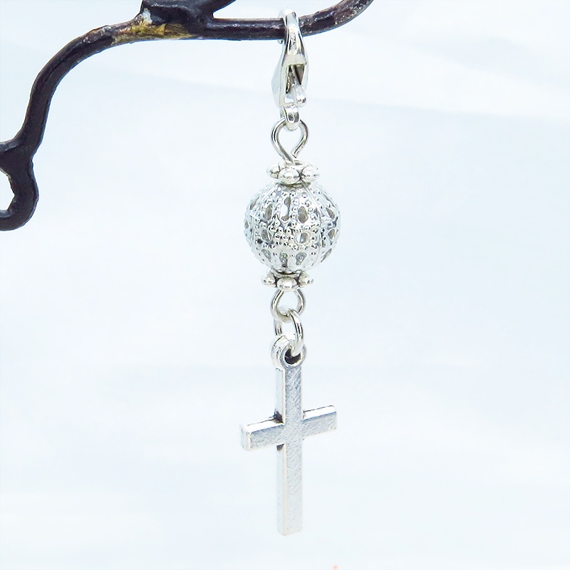 マスクチャーム アンティークシルバー ロザリオ(十字架)と透かし入りメタルビーズのコンパクトなチャーム