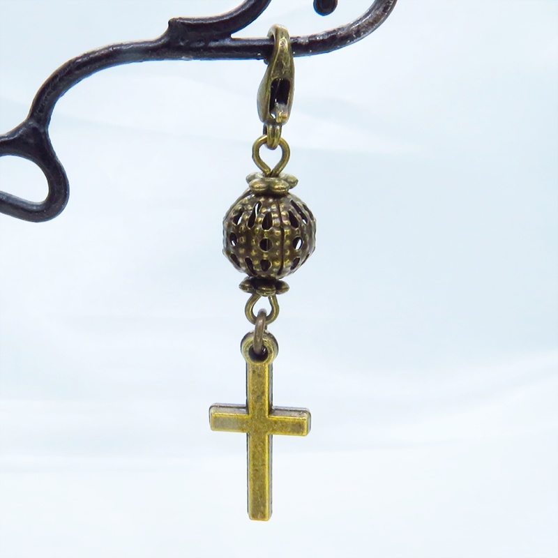 マスクチャーム アンティークゴールド ロザリオ(十字架)と透かし入りメタルビーズのコンパクトなチャーム