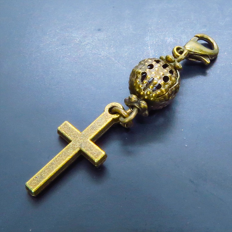 マスクチャーム アンティークゴールド ロザリオ(十字架)と透かし入りメタルビーズのコンパクトなチャーム
