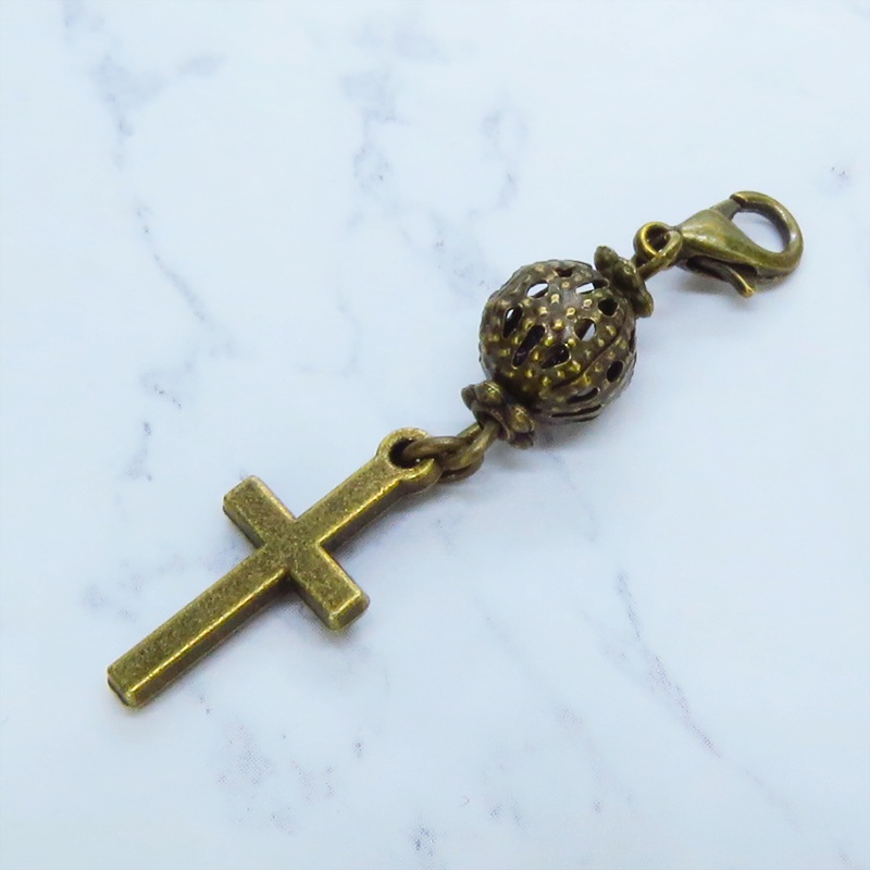 マスクチャーム アンティークゴールド ロザリオ(十字架)と透かし入りメタルビーズのコンパクトなチャーム