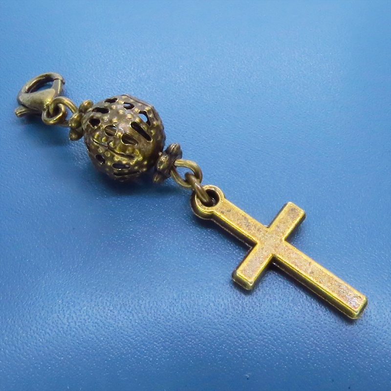 マスクチャーム アンティークゴールド ロザリオ(十字架)と透かし入りメタルビーズのコンパクトなチャーム