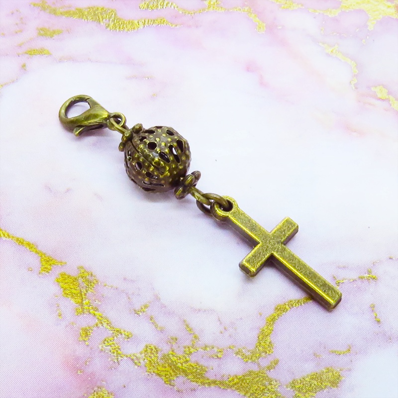 マスクチャーム アンティークゴールド ロザリオ(十字架)と透かし入りメタルビーズのコンパクトなチャーム