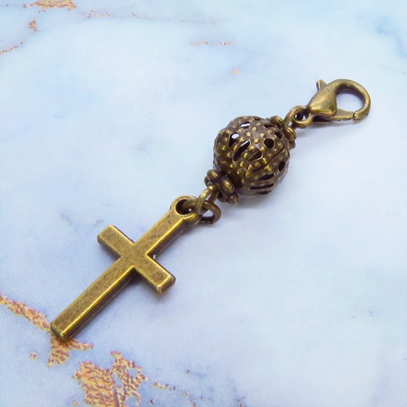 マスクチャーム アンティークゴールド ロザリオ(十字架)と透かし入りメタルビーズのコンパクトなチャーム