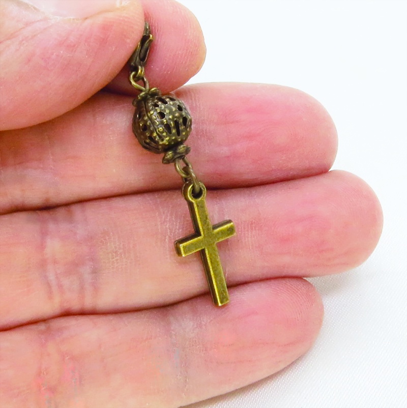 マスクチャーム アンティークゴールド ロザリオ(十字架)と透かし入りメタルビーズのコンパクトなチャーム