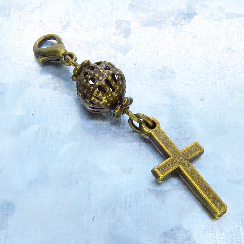 マスクチャーム アンティークゴールド ロザリオ(十字架)と透かし入りメタルビーズのコンパクトなチャーム