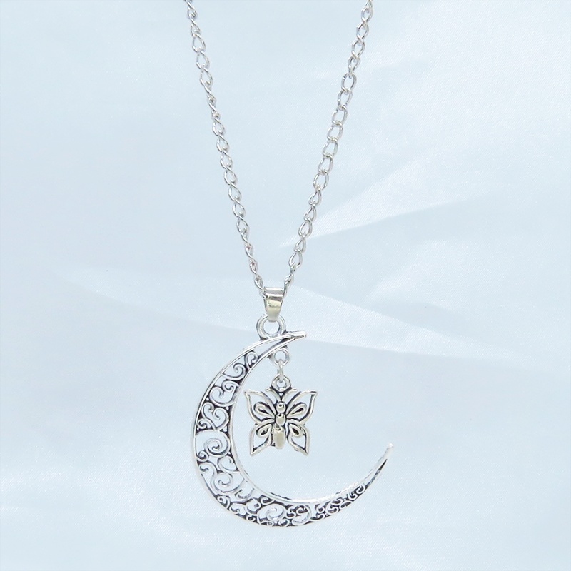 アンティークシルバー 透かし三日月と蝶(バタフライ)の大人可愛いネックレス ムーン 長さ調整可 アジャスター可
