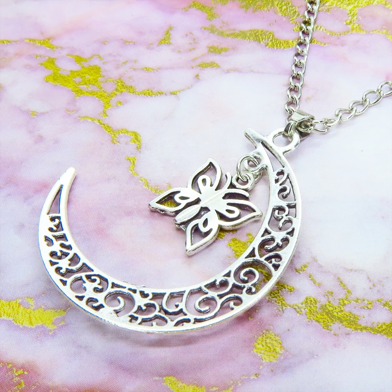 アンティークシルバー 透かし三日月と蝶(バタフライ)の大人可愛いネックレス ムーン 長さ調整可 アジャスター可