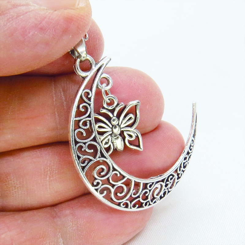アンティークシルバー 透かし三日月と蝶(バタフライ)の大人可愛いネックレス ムーン 長さ調整可 アジャスター可