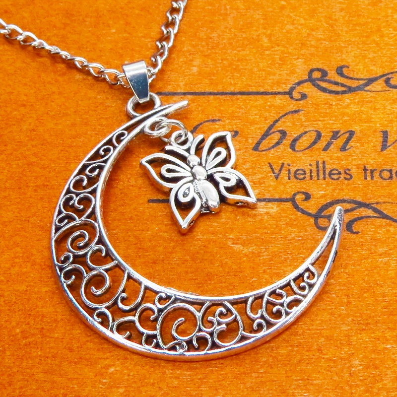 アンティークシルバー 透かし三日月と蝶(バタフライ)の大人可愛いネックレス ムーン 長さ調整可 アジャスター可