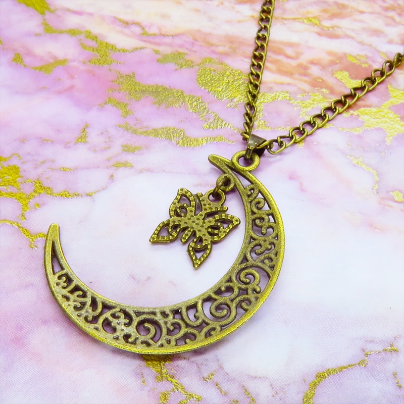 アンティークゴールド 透かし三日月と蝶(バタフライ)の大人可愛いネックレス ムーンネックレス 金古美