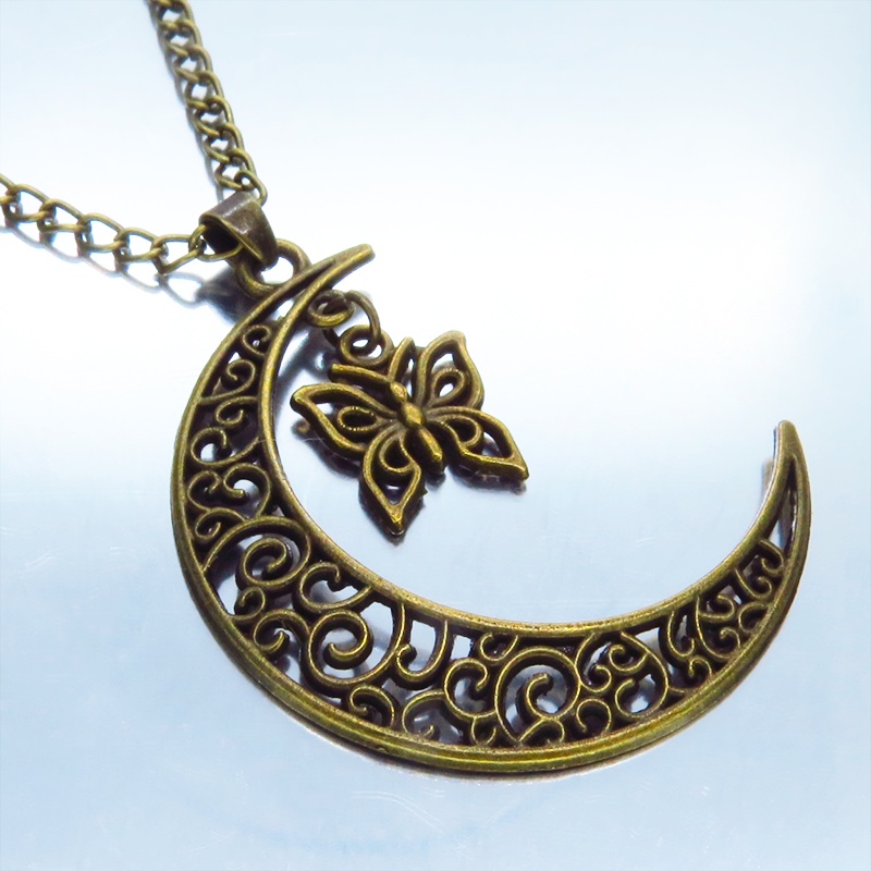 アンティークゴールド 透かし三日月と蝶(バタフライ)の大人可愛いネックレス ムーンネックレス 金古美