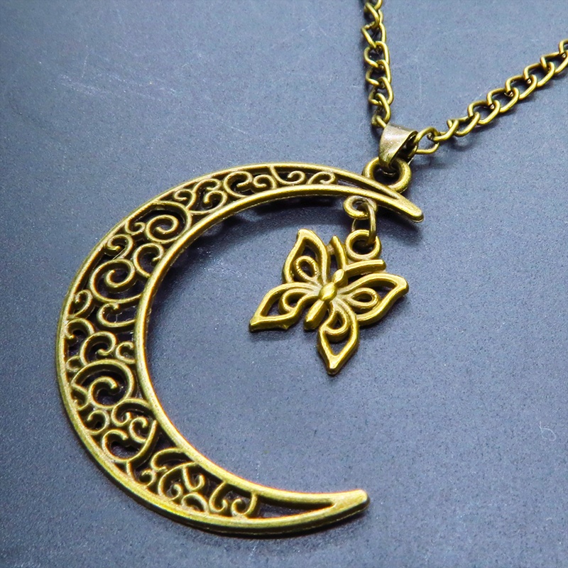 アンティークゴールド 透かし三日月と蝶(バタフライ)の大人可愛いネックレス ムーンネックレス 金古美