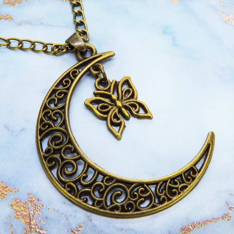 アンティークゴールド 透かし三日月と蝶(バタフライ)の大人可愛いネックレス ムーンネックレス 金古美