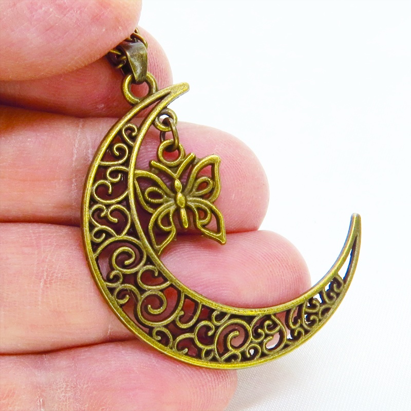 アンティークゴールド 透かし三日月と蝶(バタフライ)の大人可愛いネックレス ムーンネックレス 金古美