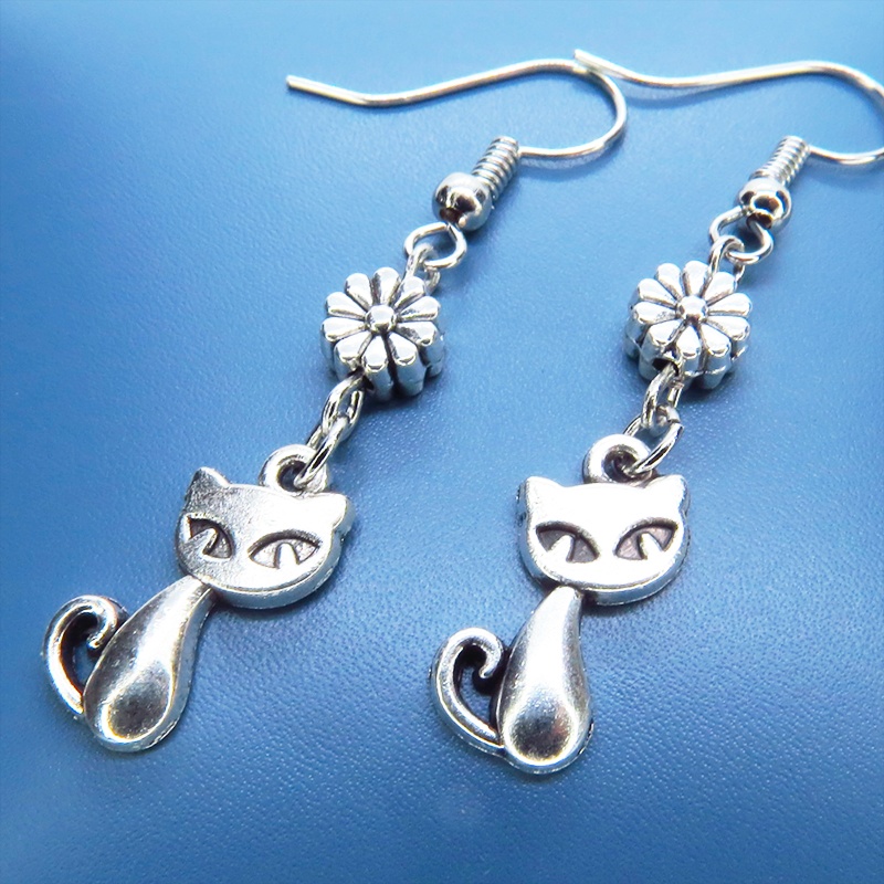 アンティークシルバー 猫と花のチャームを組み合わせたコンパクトなピアス サージカル可