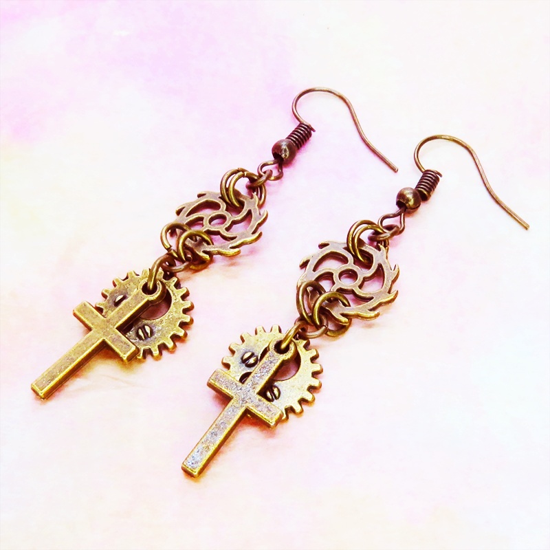 アンティークゴールド ロザリオ(十字架)と歯車を組合せたスチームパンク風コンパクトなピアス