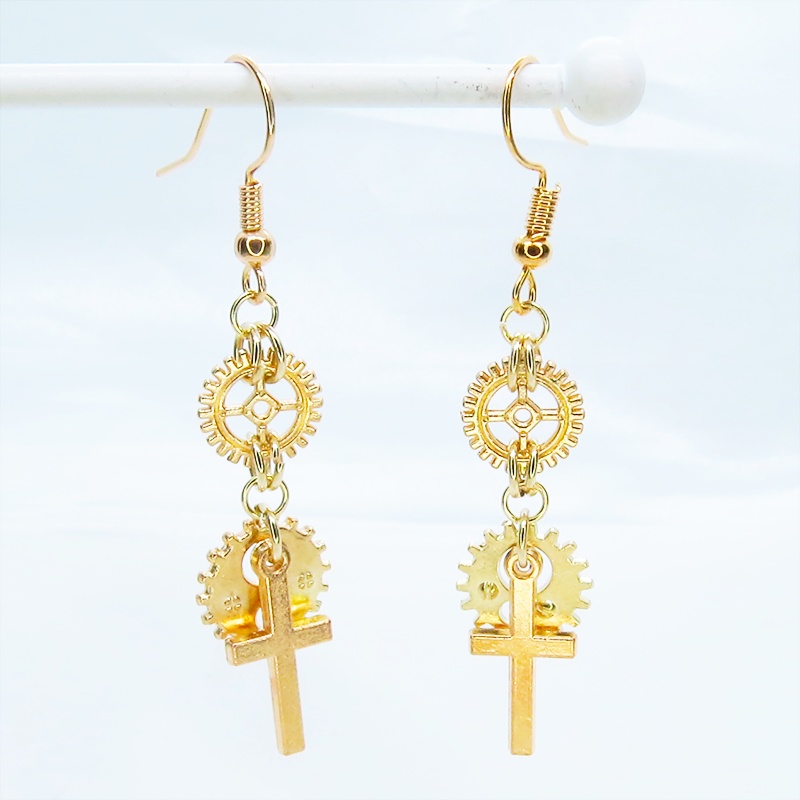 マットゴールド ロザリオ(十字架)と歯車を組合せたスチームパンク風コンパクトなピアス