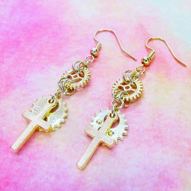 マットゴールド ロザリオ(十字架)と歯車を組合せたスチームパンク風コンパクトなピアス