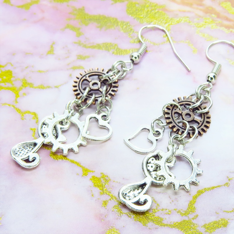 アンティークシルバー 猫と歯車を組合せたコンパクトなピアス アンティークブロンズ スチームパンク風 サージカル化