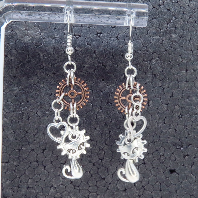 アンティークシルバー 猫と歯車を組合せたコンパクトなピアス アンティークブロンズ スチームパンク風 サージカル化