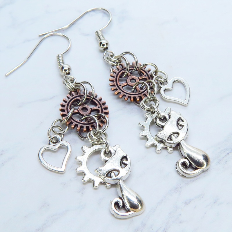 アンティークシルバー 猫と歯車を組合せたコンパクトなピアス アンティークブロンズ スチームパンク風 サージカル化