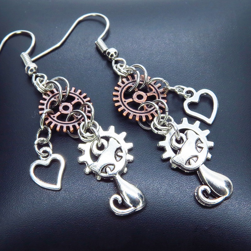 アンティークシルバー 猫と歯車を組合せたコンパクトなピアス アンティークブロンズ スチームパンク風 サージカル化