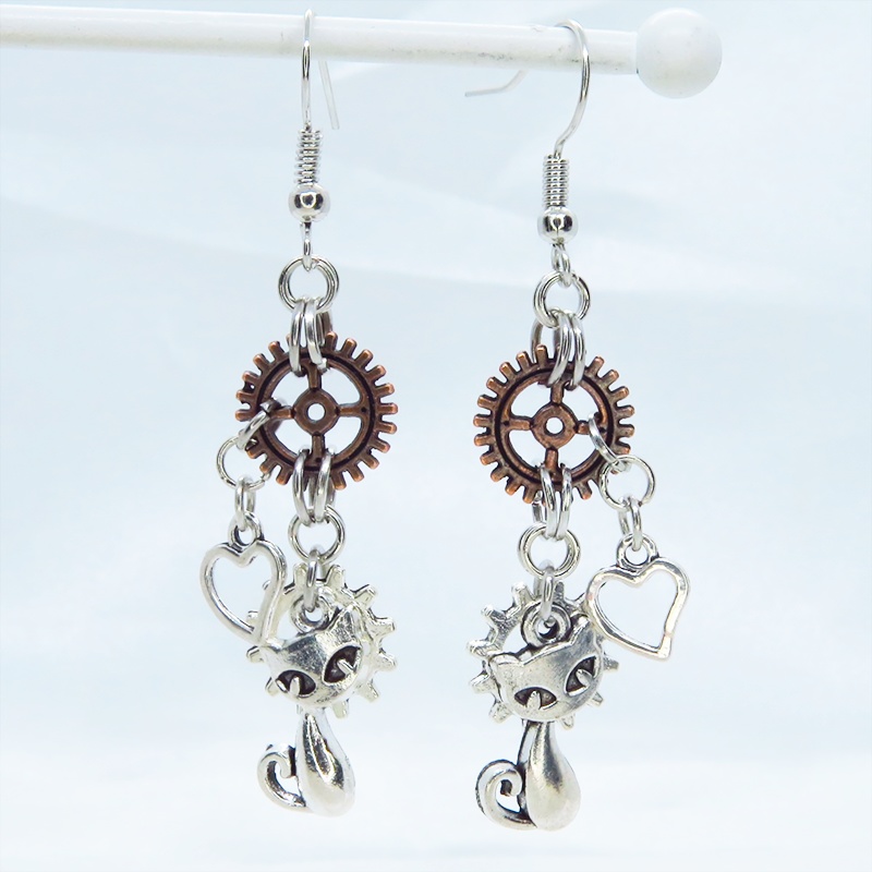 アンティークシルバー 猫と歯車を組合せたコンパクトなピアス アンティークブロンズ スチームパンク風 サージカル化