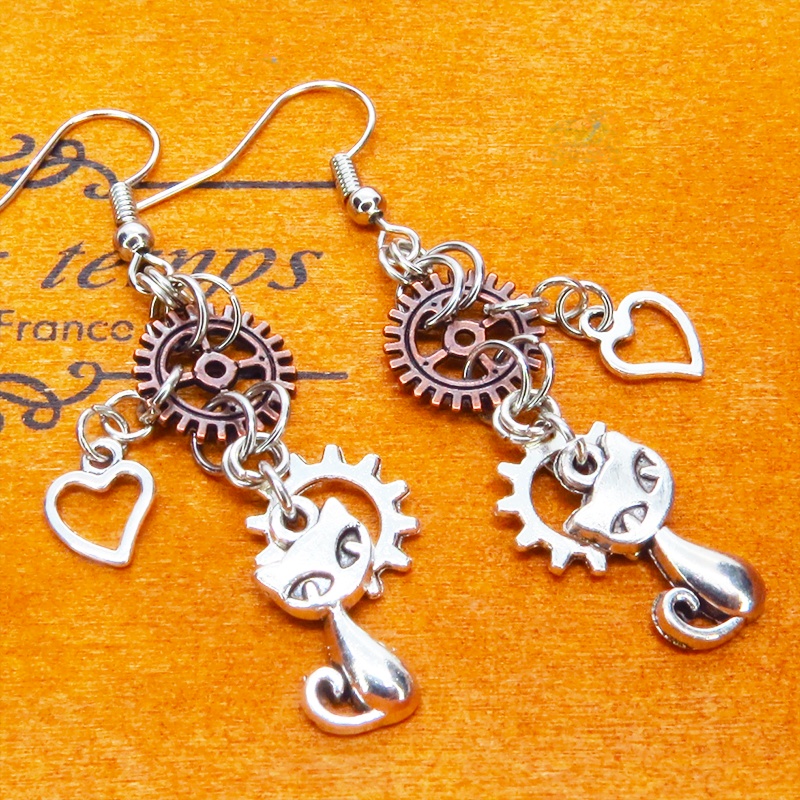 アンティークシルバー 猫と歯車を組合せたコンパクトなピアス アンティークブロンズ スチームパンク風 サージカル化